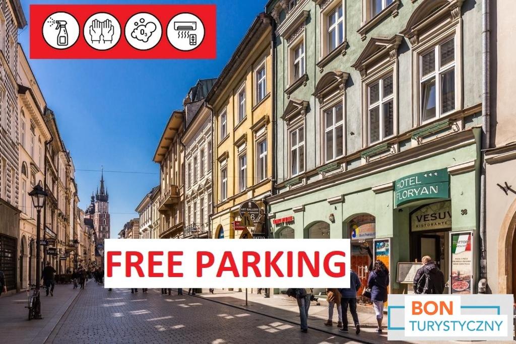 un cartel que dice aparcamiento gratuito en una calle de la ciudad en Hotel Floryan Old Town, en Cracovia