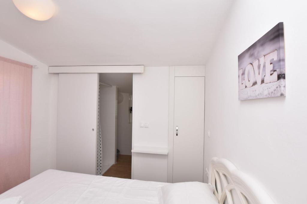 Postel nebo postele na pokoji v ubytování Apartments Nina