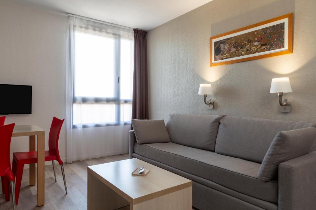 TV a/nebo společenská místnost v ubytování Aparthotel Adagio Access Avignon
