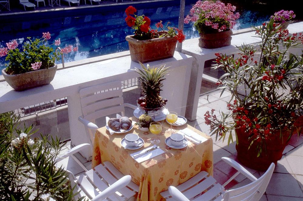 Bazén v ubytování Hotel Britannia nebo v jeho okolí