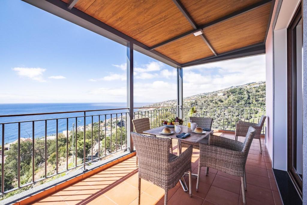 a dining room with a view of the ocean at Casa do Miradoro in Santa Cruz