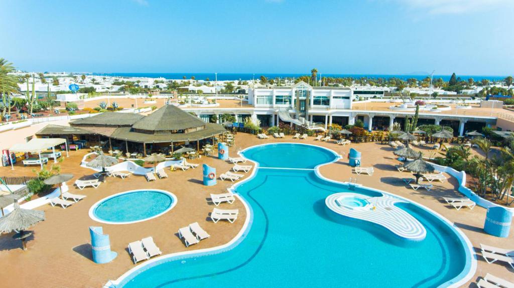 Una vista aérea de un complejo turístico con piscina. en HL Club Playa Blanca, en Playa Blanca