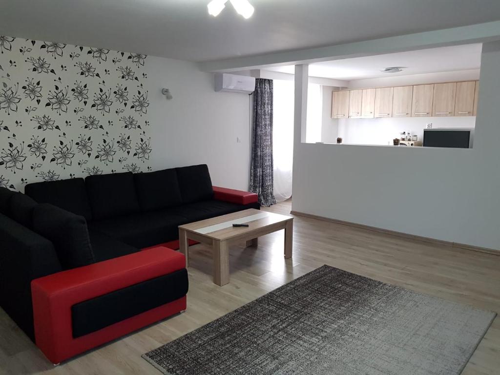 sala de estar con sofá y mesa en Apartament 8 Central en Târgu Mureș