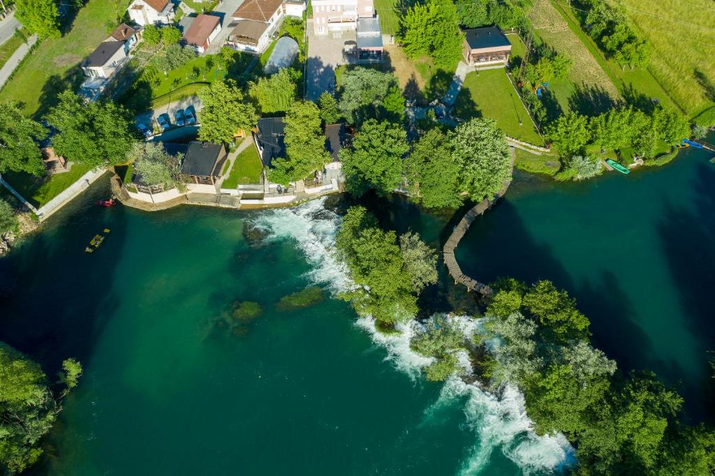 eine Luftansicht eines Hauses neben einem Fluss in der Unterkunft Apartment Vila Tara in Bihać