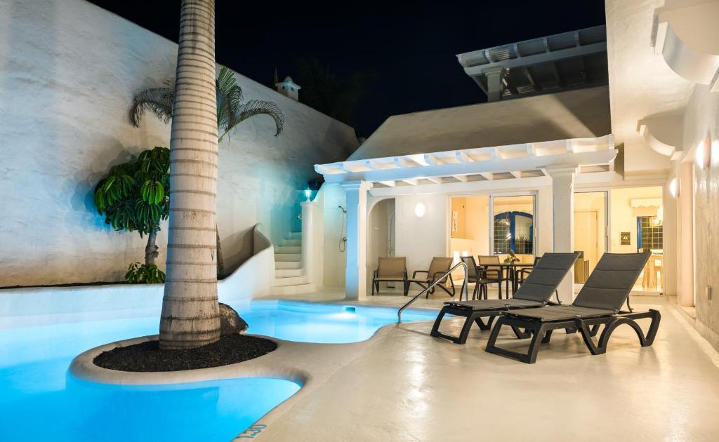 Bazén v ubytování Bahiazul Villas Corralejo by Vreagestion nebo v jeho okolí