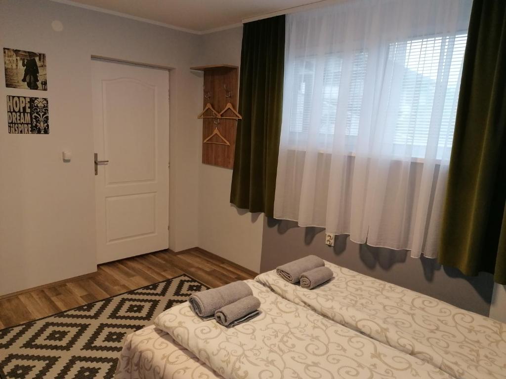 Ένα ή περισσότερα κρεβάτια σε δωμάτιο στο Sombor 19 Central Apartment
