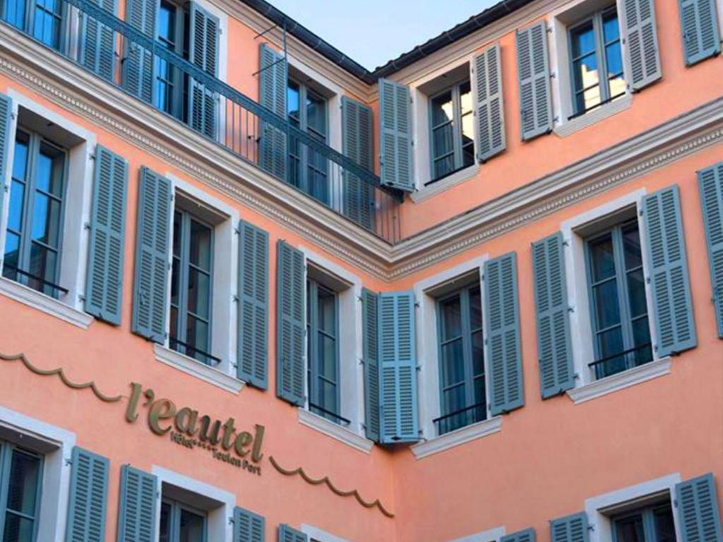 a pink building with blue shutters on it at L'Eautel Toulon Centre Port in Toulon