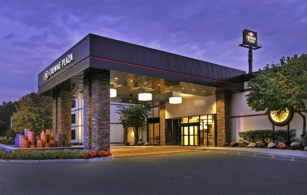 budynek hotelowy z znakiem przed nim w obiekcie Crowne Plaza Suffern-Mahwah, an IHG Hotel w mieście Suffern