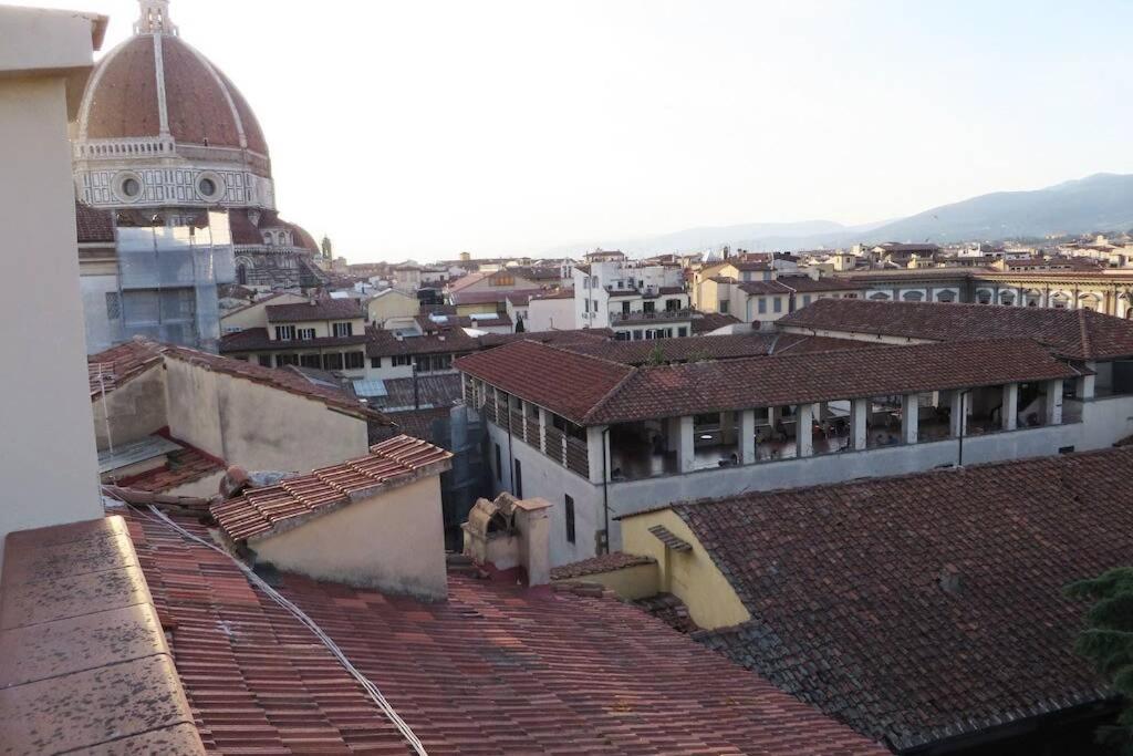une vue sur une ville avec des bâtiments et une mosquée dans l'établissement Oriuolo - Terrace with view, à Florence