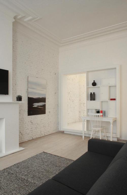 TV a/nebo společenská místnost v ubytování Maison Nationale City Flats & Suites