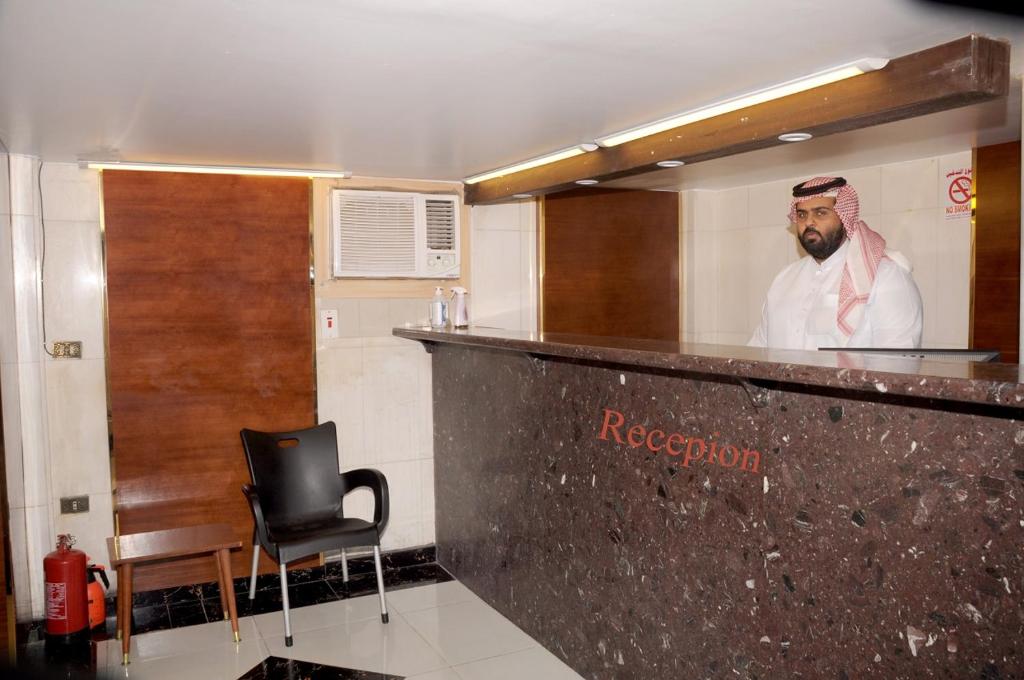 um bar com uma foto de um homem na parede em Asia Hotel em Riyadh
