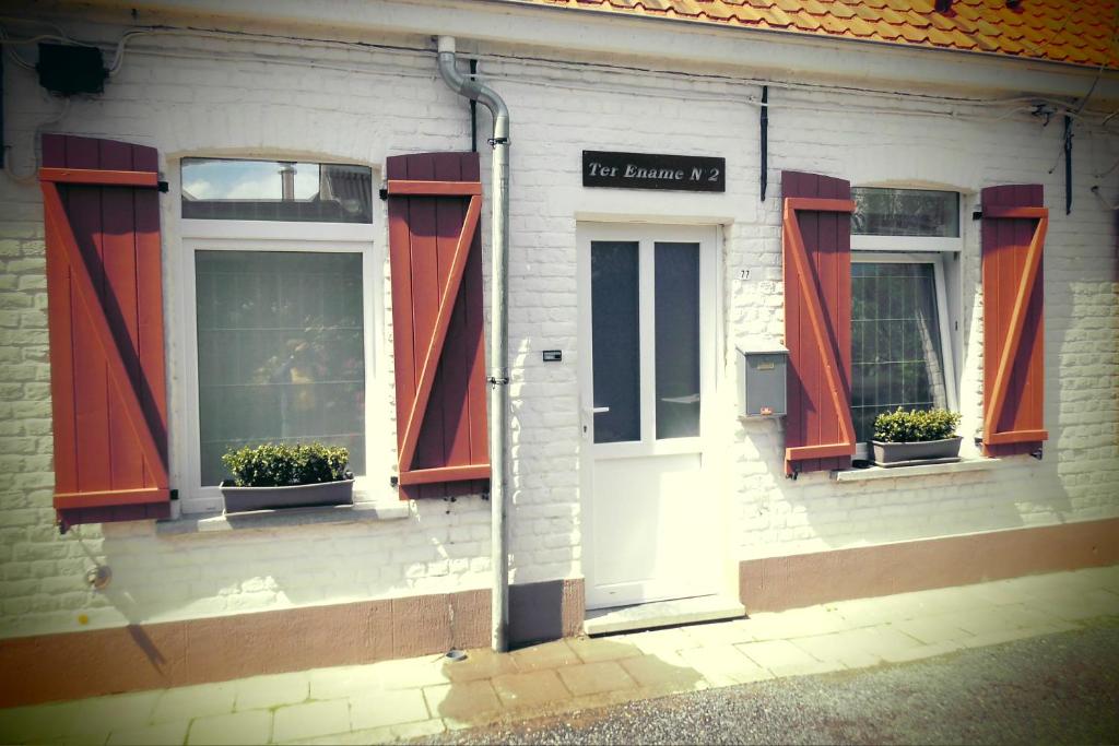 een wit gebouw met twee ramen en een deur bij Ter Ename 3 in Oudenaarde