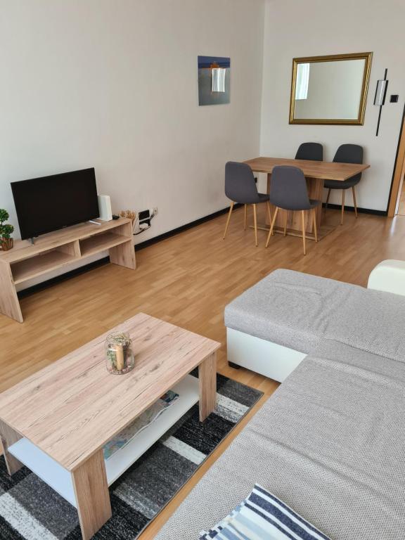 Televízia a/alebo spoločenská miestnosť v ubytovaní Sunny Apartment