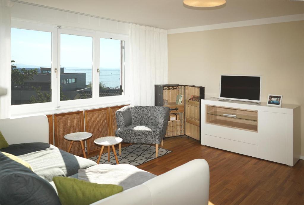 TV a/nebo společenská místnost v ubytování Haus Bregenz Apartment Bodensee