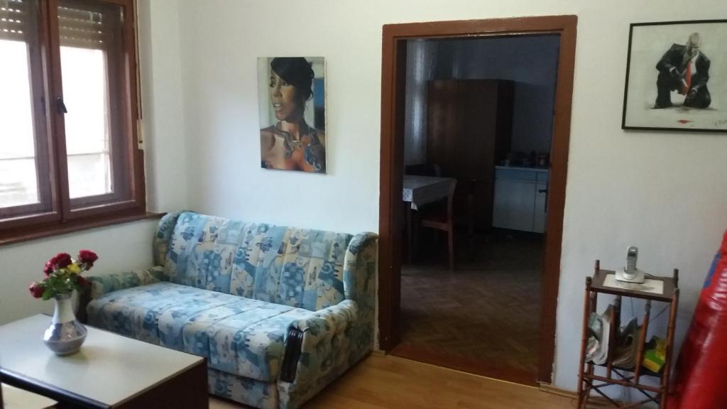 Vladone 2 - Economy Triple Room With Shared Bathroom