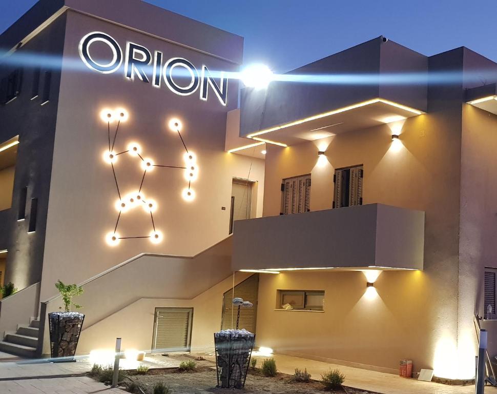 un edificio con luci sul lato di Orion Eco Suites a Karteros