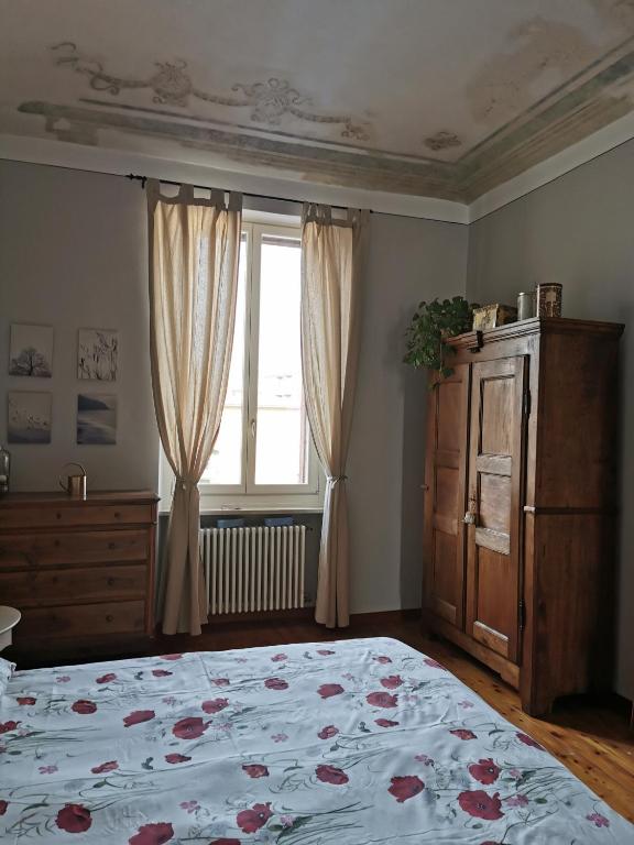a bedroom with a bed and a window at In centro da Laura, Via Repubblica 49 BI in Biella