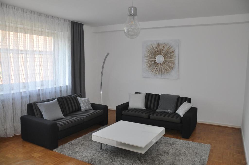 Sala de estar con 2 sofás y mesa de centro en Ferienwohnung Hölscher, en Sendenhorst