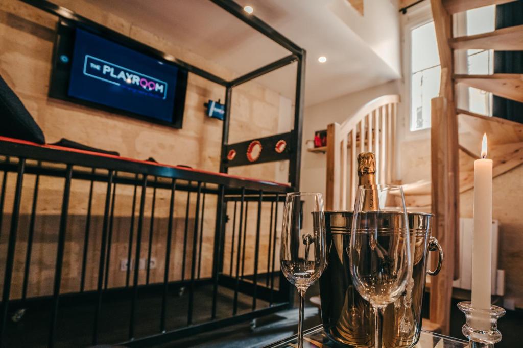 TV a/nebo společenská místnost v ubytování LOVE ROOM Bordeaux Playroom avec salle de jeux pour adultes et lit à eau chauffant