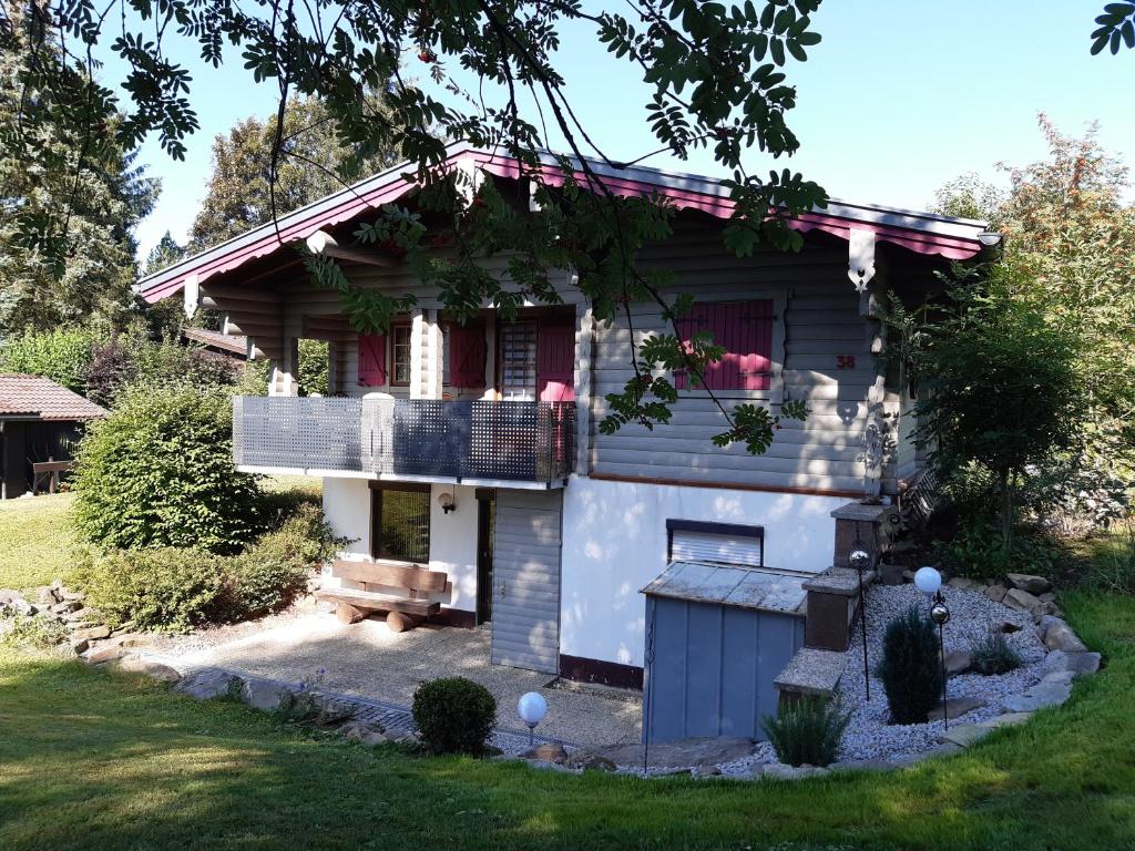 Casa pequeña con balcón en el patio en Villa Weitblick, en Waldmünchen