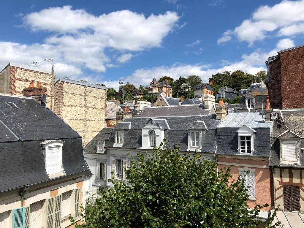 un groupe de toits de maisons dans une ville dans l'établissement 2 pièces- rue piétonne Trouville -Le petit juliana, à Trouville-sur-Mer