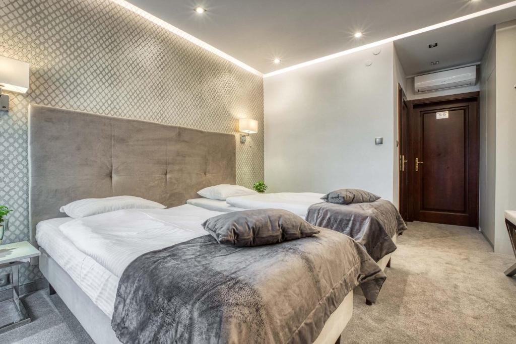 Postel nebo postele na pokoji v ubytování Hotel Biały Dom