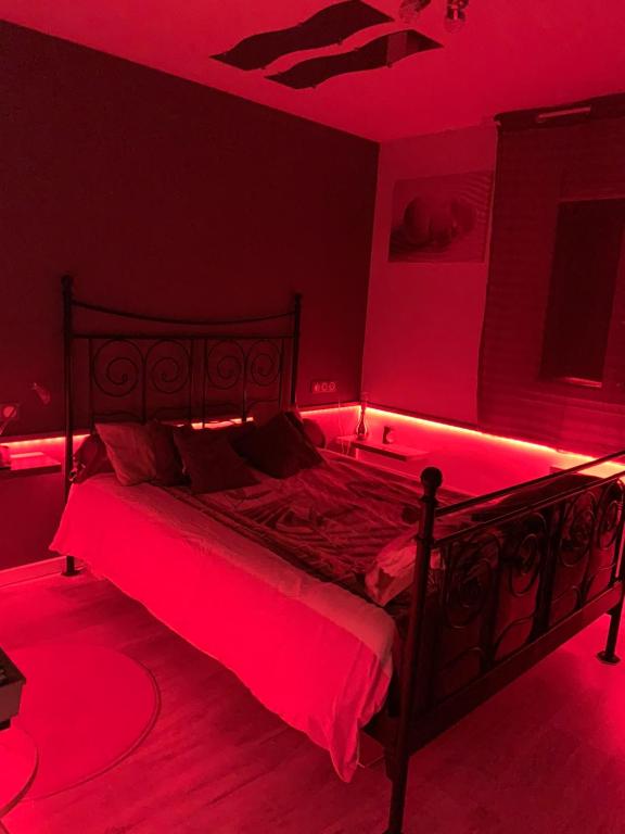 Postel nebo postele na pokoji v ubytování Chambre luxe spa