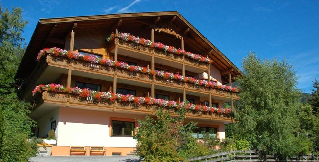 un edificio con flores en sus balcones en Hotel Pension Weiratherhof, en Wenns