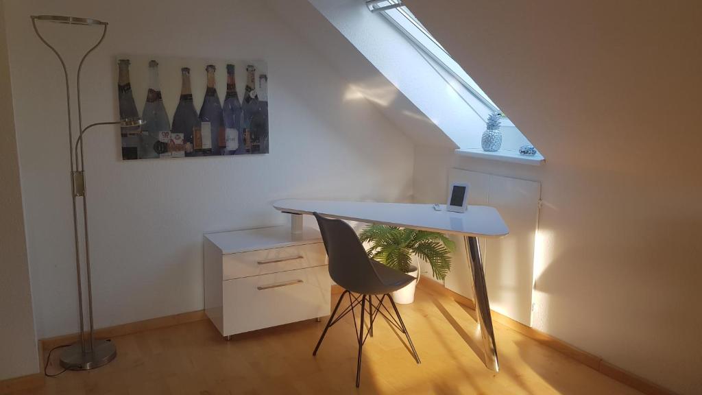 un tavolo bianco e una sedia in una stanza di Ferienwohnung Wichmannsberg a Hameln