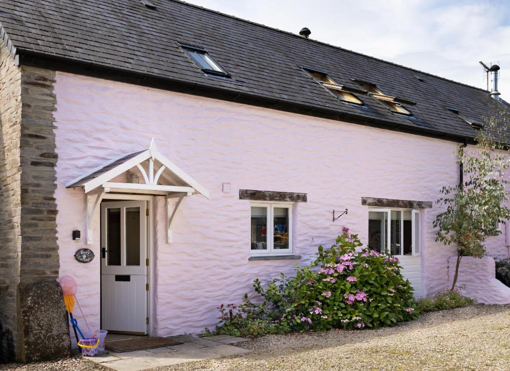 een wit huisje met een zwart dak bij Finest Retreats - Berry Cottage - 4 Bedroom, Pet-Friendly Cottage Sleeping 8 in Eglwyswrw