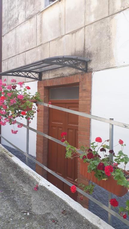 um edifício com uma porta com flores em Casa Elena em Palinuro