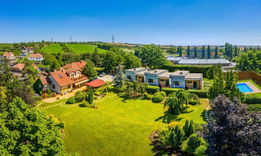 - une vue aérienne sur une maison avec une cour dans l'établissement Penzion Jako Doma, à Kyjov