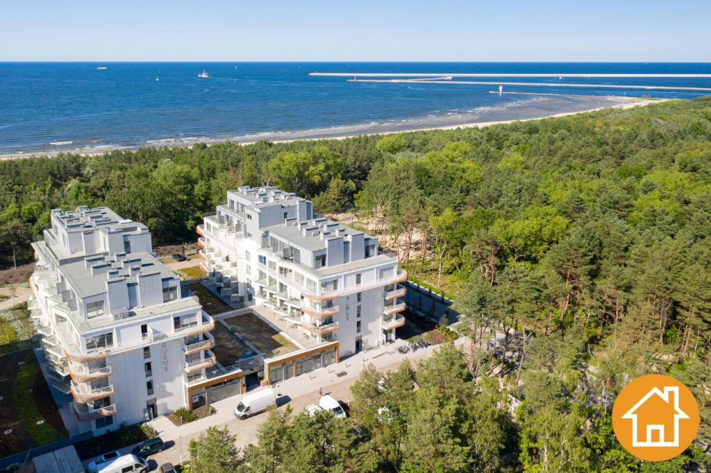 an aerial view of a building next to the beach at Apartamenty ApartPark - visitopl in Świnoujście