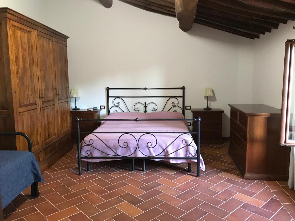 1 dormitorio con 1 cama de color púrpura en una habitación en Rosa di Maggio, en Pari