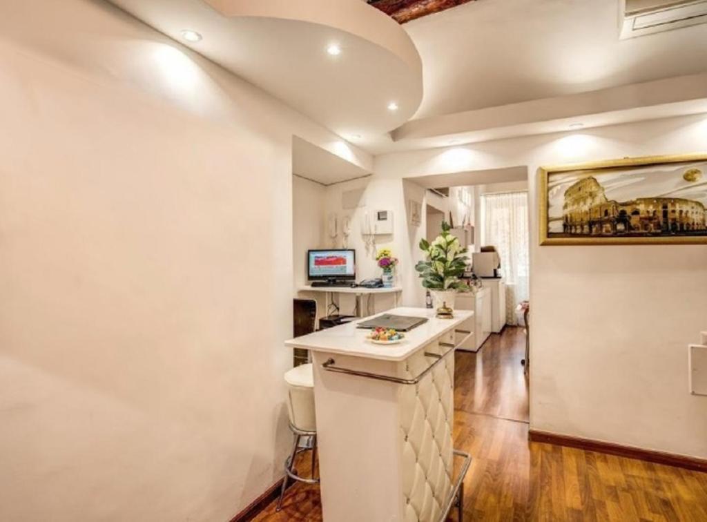 A television and/or entertainment centre at Il Fascino Di Roma