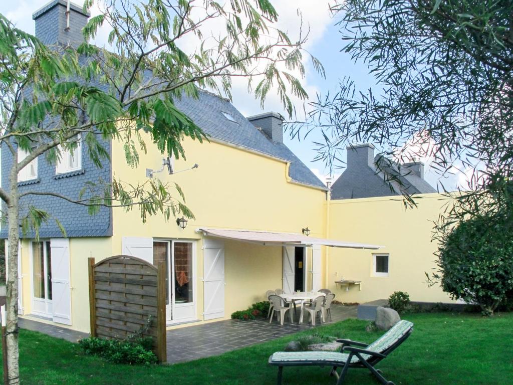 トレガステルにあるHoliday Home Les Cormorans - TGP101の黄色の家 中庭にパティオ付