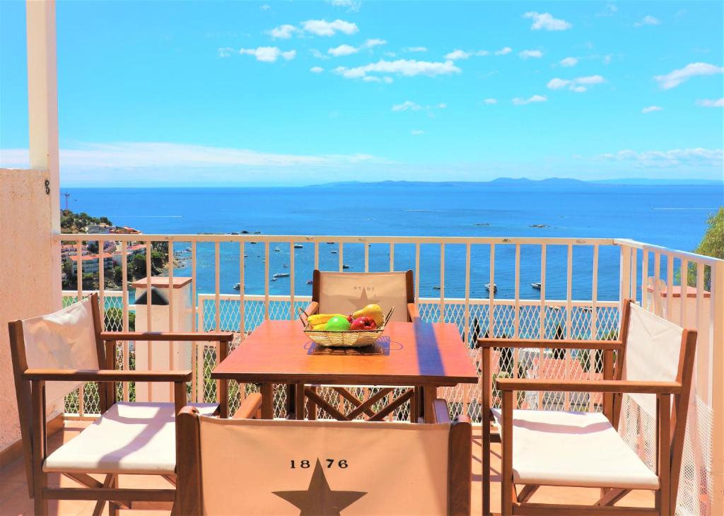 una mesa y sillas con un bol de fruta en el balcón en Mallorca 8 Canyelles Roses - Immo Barneda, en Roses