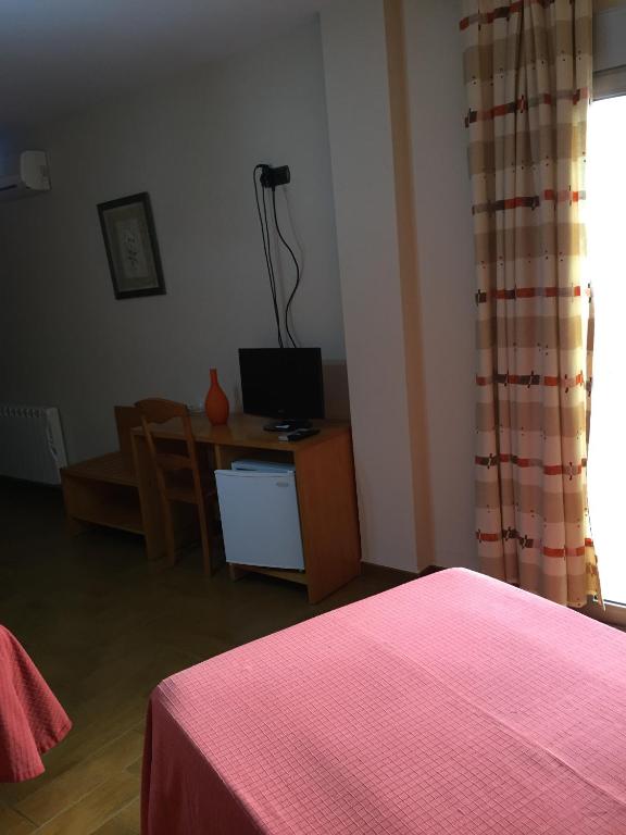 Televízia a/alebo spoločenská miestnosť v ubytovaní Hostal Ana