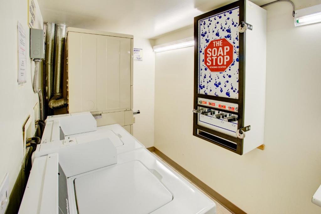 Postel nebo postele na pokoji v ubytování Marketplace Lodge