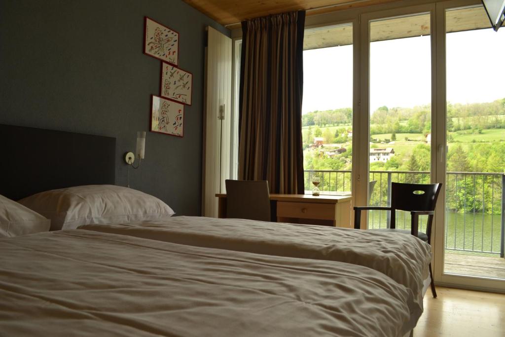 Postel nebo postele na pokoji v ubytování Hotel Les Rives Du Doubs