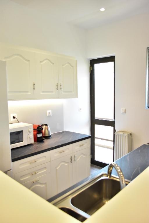 Kuchyňa alebo kuchynka v ubytovaní Βright Walled Designed Apt in Glyfada Center