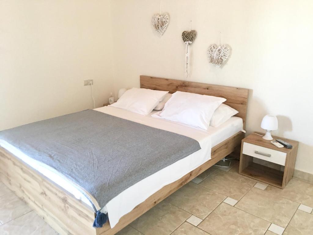 A bed or beds in a room at Patra Studio B4