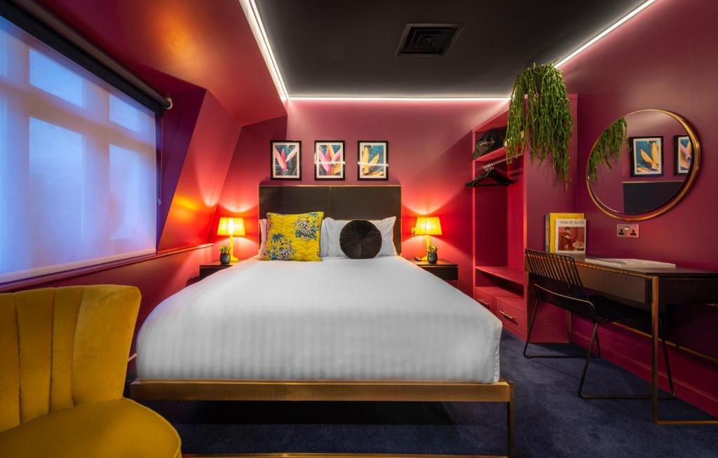 Un pat sau paturi într-o cameră la Hux Hotel, Kensington