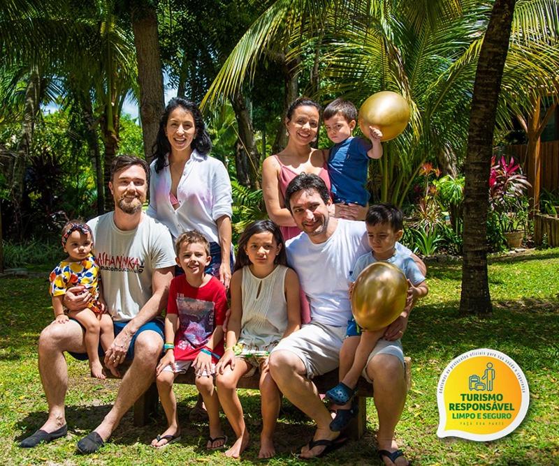 Una famiglia che posa per una foto in un parco di Porto Zarpa Hotel a Praia do Forte