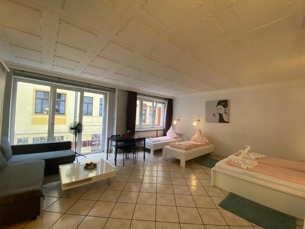 sala de estar con sofá y mesa en Goldfinger Shared Apartment en Colonia