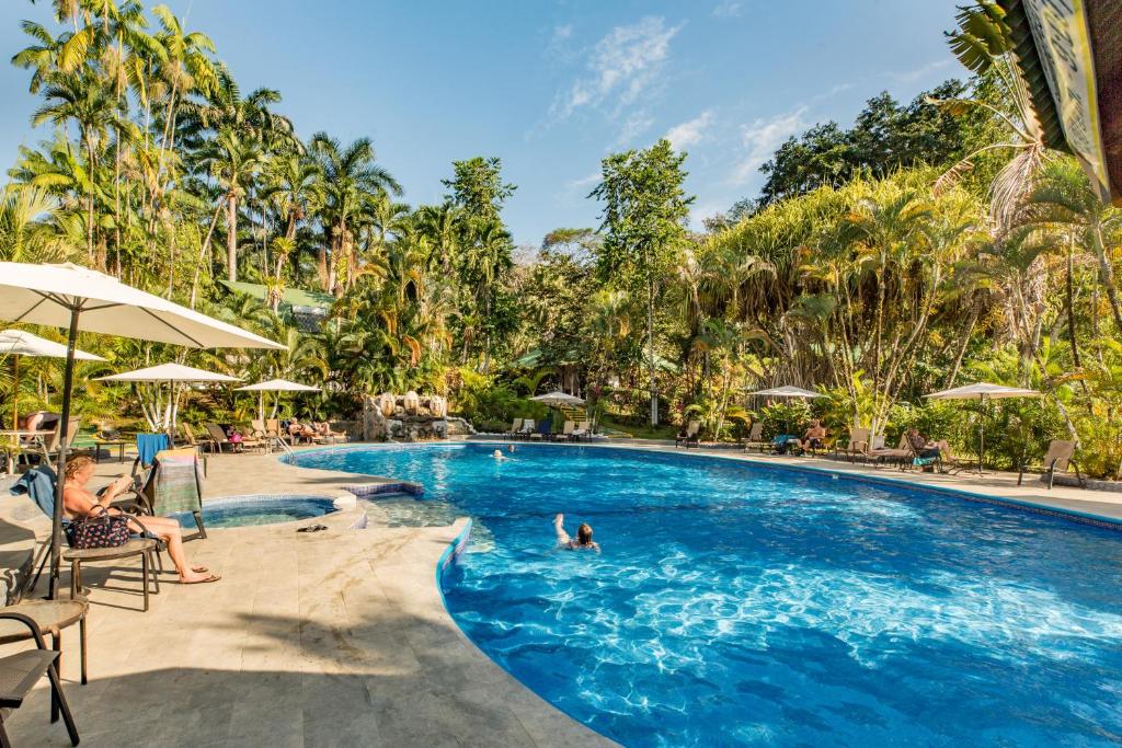 Bazén v ubytování Hotel Villas Rio Mar nebo v jeho okolí