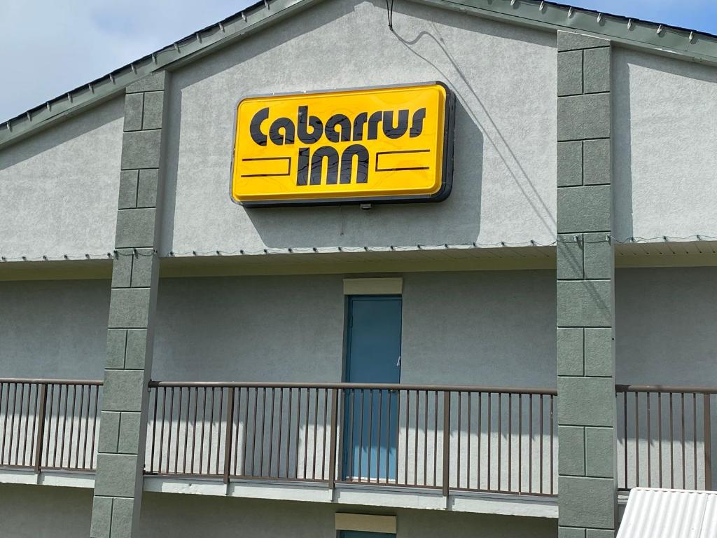a yellow sign on the side of a building at Cabarrus Inn in Concord