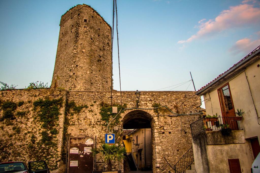 ein Steingebäude mit einem Turm darüber in der Unterkunft Da Nonna Pasqualina in Ciorlano