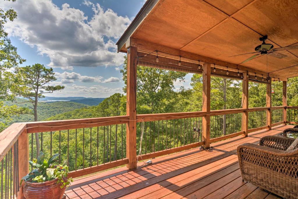 una veranda riparata con vista sulle montagne di Spacious Log Cabin with Fire Pit and Game Room! a Eureka Springs