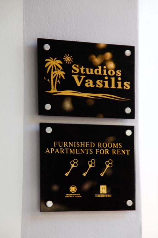 Studios Vasilis tesisinde sergilenen bir sertifika, ödül, işaret veya başka bir belge